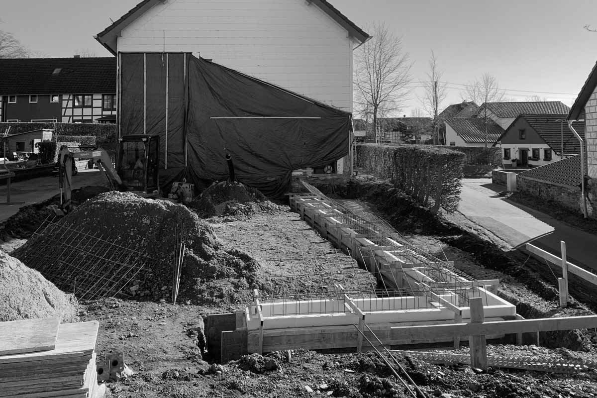 Die Bauarbeiten für unseren Anbau haben begonnen. Im OG wird dann mein Studio entstehen.